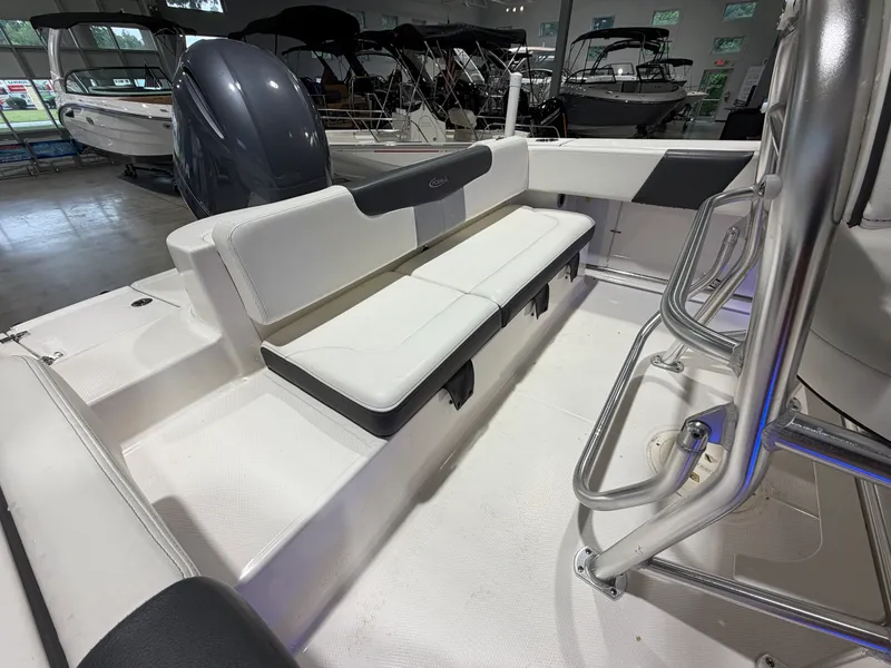 Slide: The Image of Robalo R202 EXPLORER 2022 - 7
