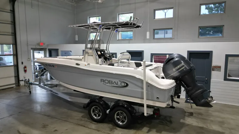 Slide: The Image of Robalo R202 EXPLORER 2022 - 3