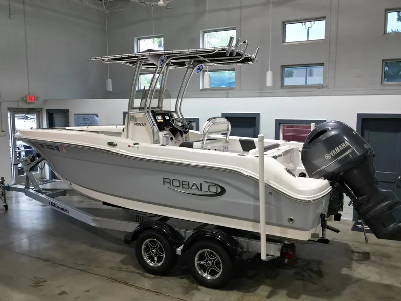 Slide: The Image of Robalo R202 EXPLORER 2022 - 3