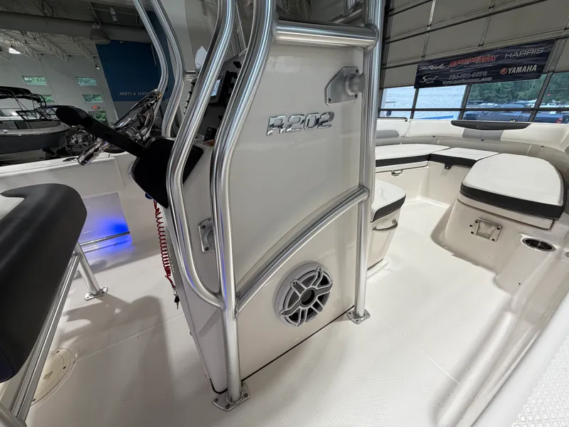 Slide: The Image of Robalo R202 EXPLORER 2022 - 11