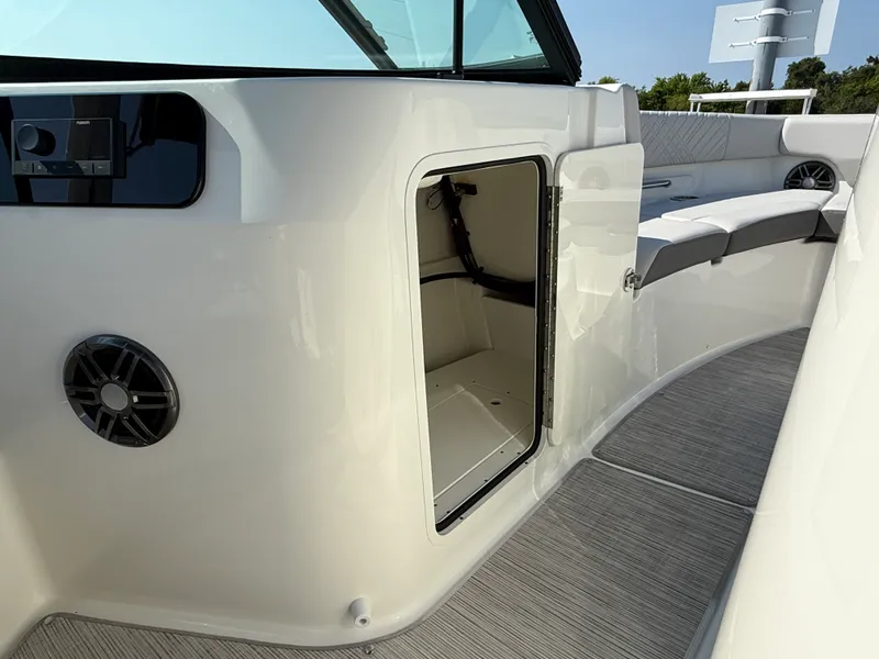 Slide: The Image of Sea Ray SDX 230 Outboard 2027 - 19