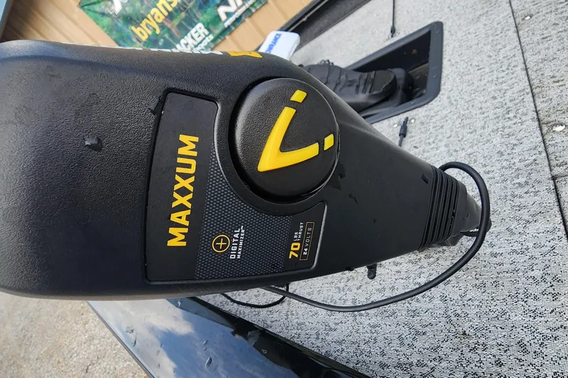 Slide: The Image of Trolling motor on 2023 Tracker Pro Team 190 TX boat, featuring Maxxum branding. - 20