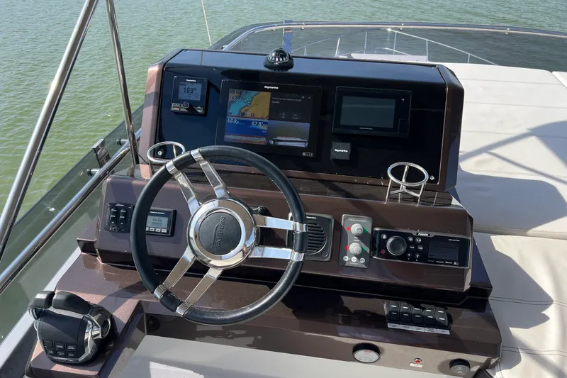 Slide: The Image of Galeon 500 FLY 2019 - 32