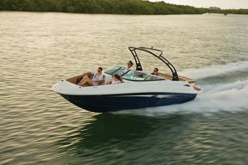 The Image of Sea Ray 240 Sundeck 2016 - 0