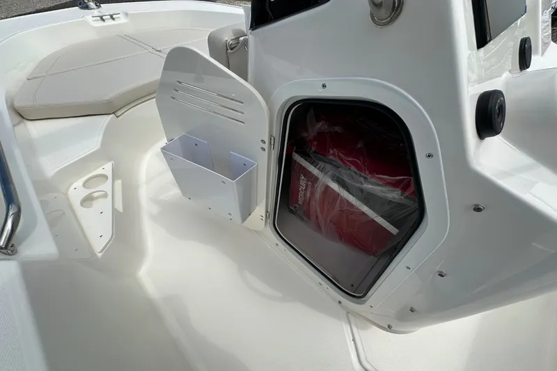 Slide: The Image of Boston Whaler 170 Montauk 2027 - 8
