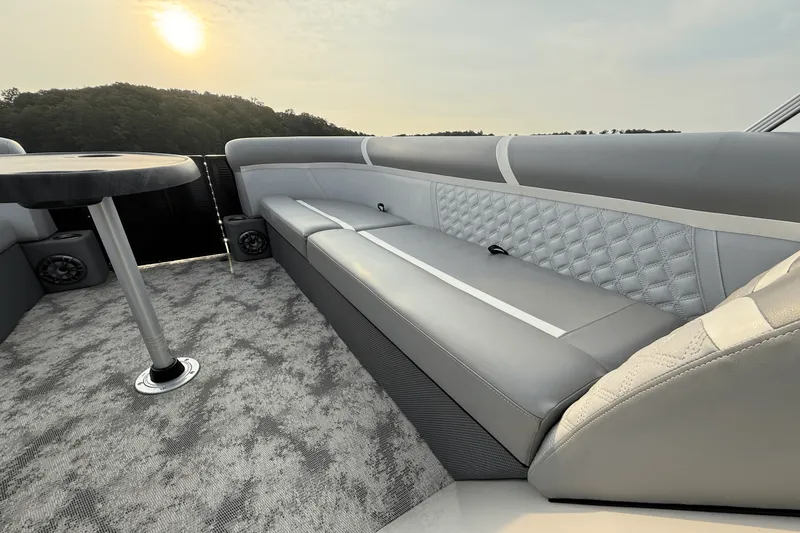 Slide: The Image of Crest 240 CLASSIC DLX 2023 - 14