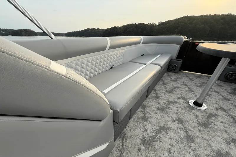 Slide: The Image of Crest 240 CLASSIC DLX 2023 - 15