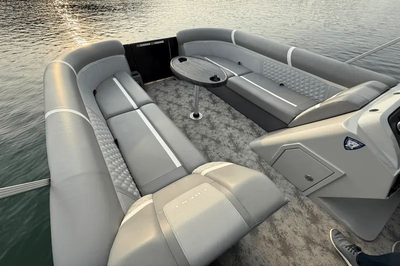 Slide: The Image of Crest 240 CLASSIC DLX 2023 - 18