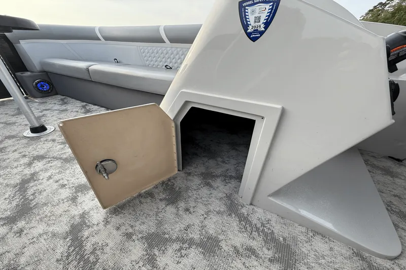 Slide: The Image of Crest 240 CLASSIC DLX 2023 - 19