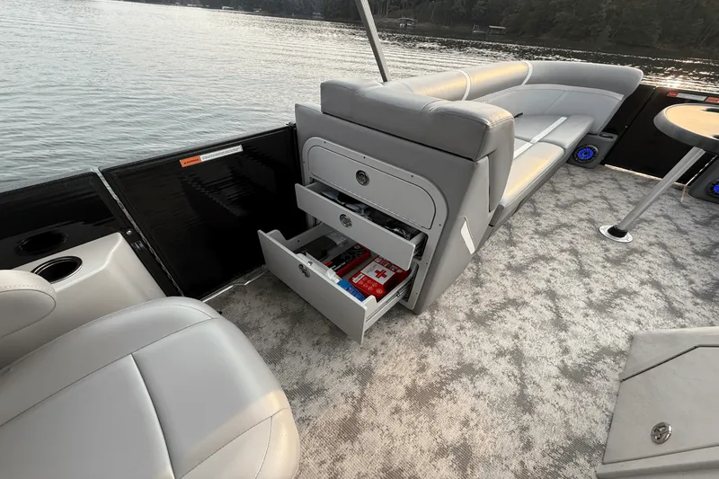 Slide: The Image of Crest 240 CLASSIC DLX 2023 - 22