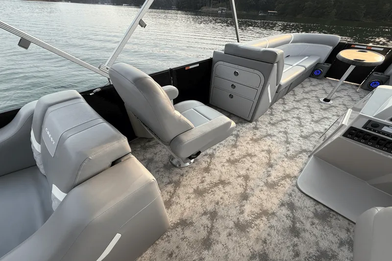 Slide: The Image of Crest 240 CLASSIC DLX 2023 - 24