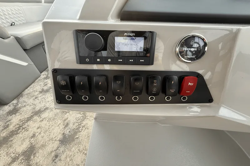 Slide: The Image of Crest 240 CLASSIC DLX 2023 - 26