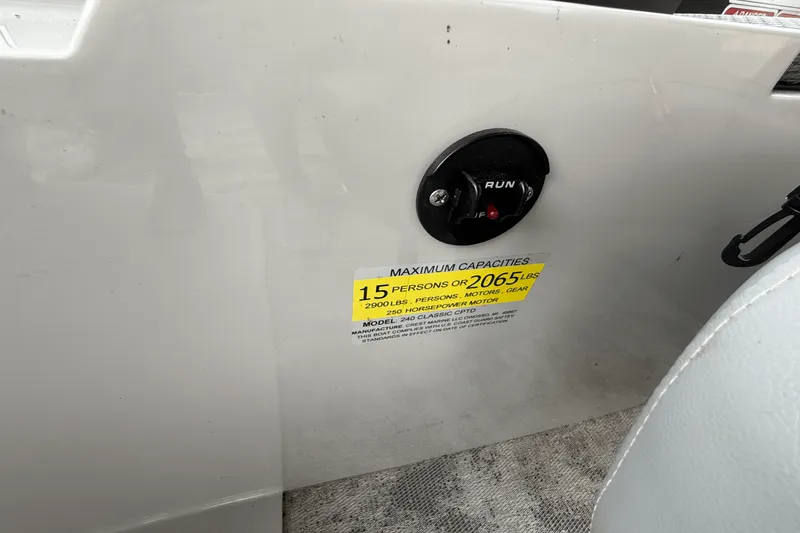 Slide: The Image of Crest 240 CLASSIC DLX 2023 - 28