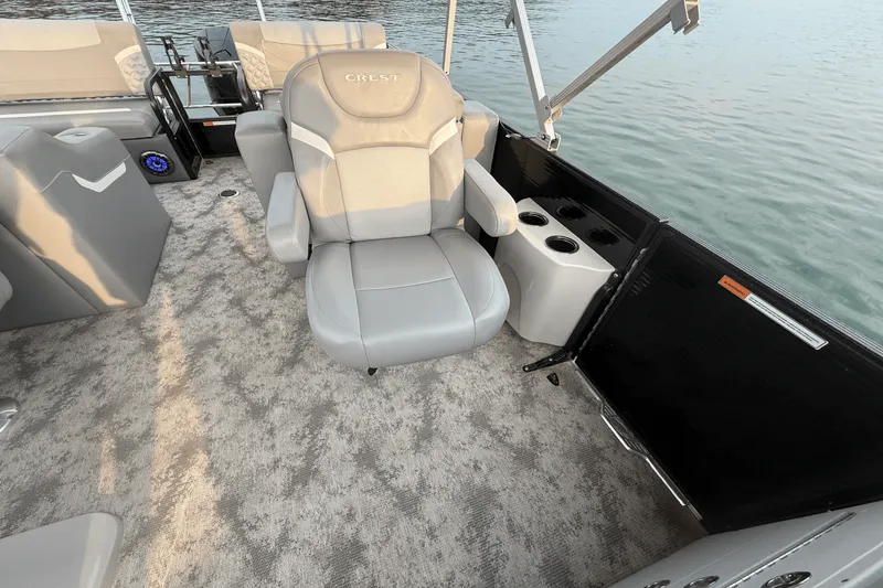 Slide: The Image of Crest 240 CLASSIC DLX 2023 - 31