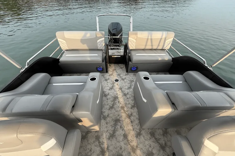 Slide: The Image of Crest 240 CLASSIC DLX 2023 - 33