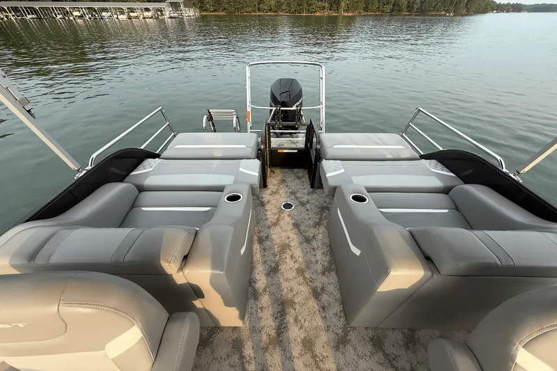 Slide: The Image of Crest 240 CLASSIC DLX 2023 - 34