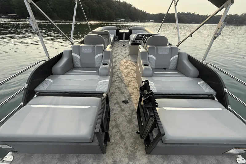 Slide: The Image of Crest 240 CLASSIC DLX 2023 - 35