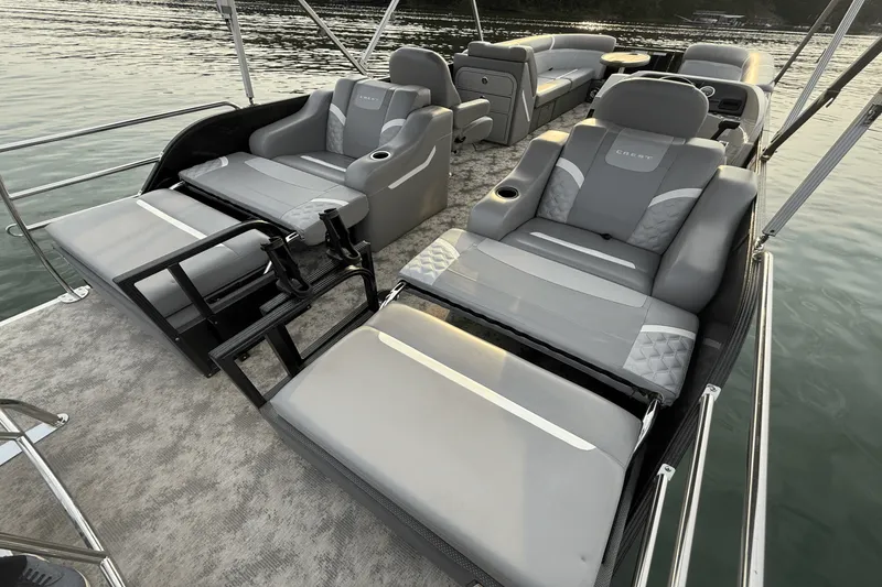 Slide: The Image of Crest 240 CLASSIC DLX 2023 - 36