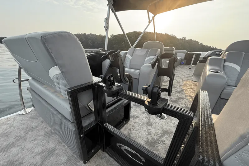 Slide: The Image of Crest 240 CLASSIC DLX 2023 - 38