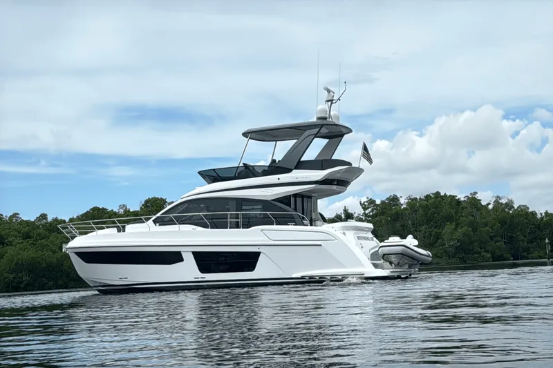 Slide: The Image of Azimut 53 FLY 2023 - 14