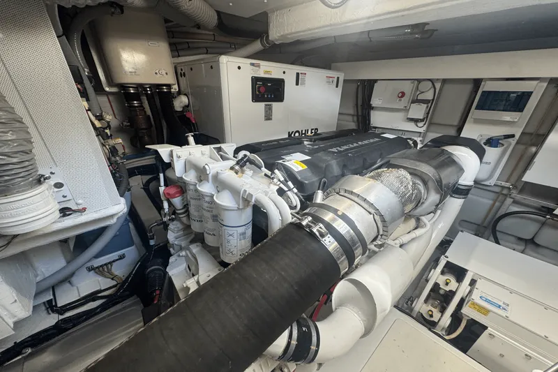 Slide: The Image of Azimut 53 FLY 2023 - 54