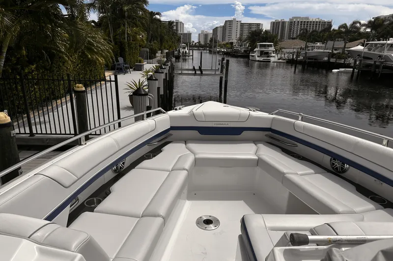 Slide: The Image of Formula 330 CROSSOVER BOWRIDER 2020 - 14