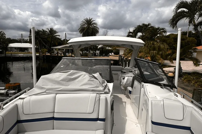 Slide: The Image of Formula 330 CROSSOVER BOWRIDER 2020 - 15