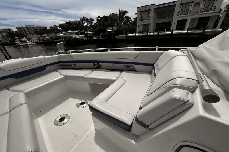 Slide: The Image of Formula 330 CROSSOVER BOWRIDER 2020 - 16