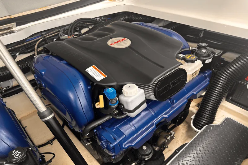 Slide: The Image of Formula 330 CROSSOVER BOWRIDER 2020 - 25