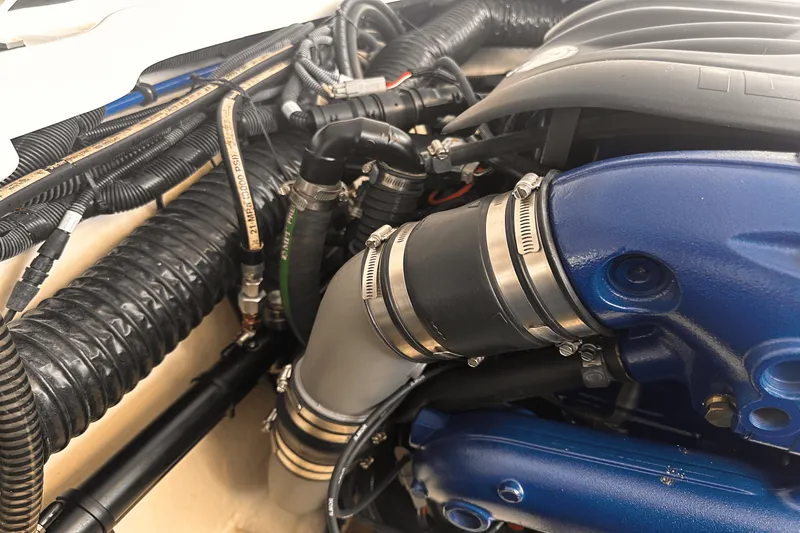 Slide: The Image of Formula 330 CROSSOVER BOWRIDER 2020 - 26