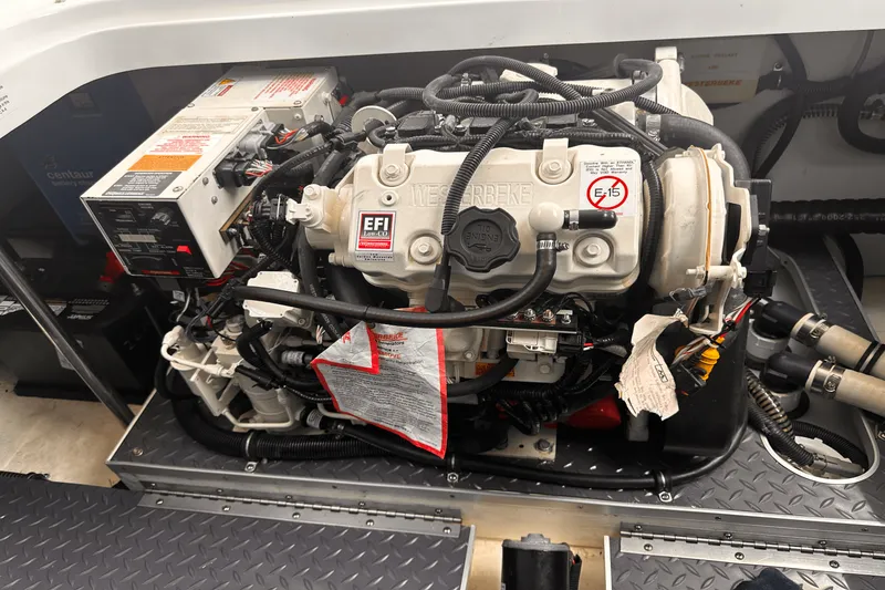 Slide: The Image of Formula 330 CROSSOVER BOWRIDER 2020 - 27