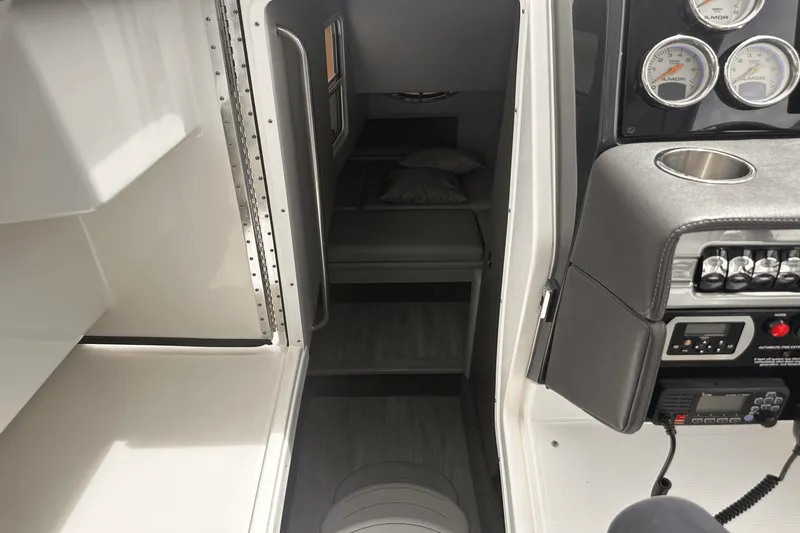 Slide: The Image of Formula 330 CROSSOVER BOWRIDER 2020 - 29