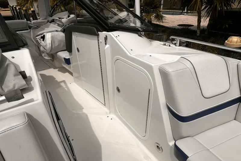 Slide: The Image of Formula 330 CROSSOVER BOWRIDER 2020 - 36