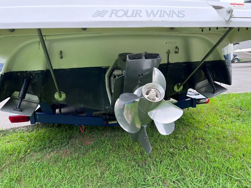 Slide: The Image of Four Winns 268 Vista 2005 - 2