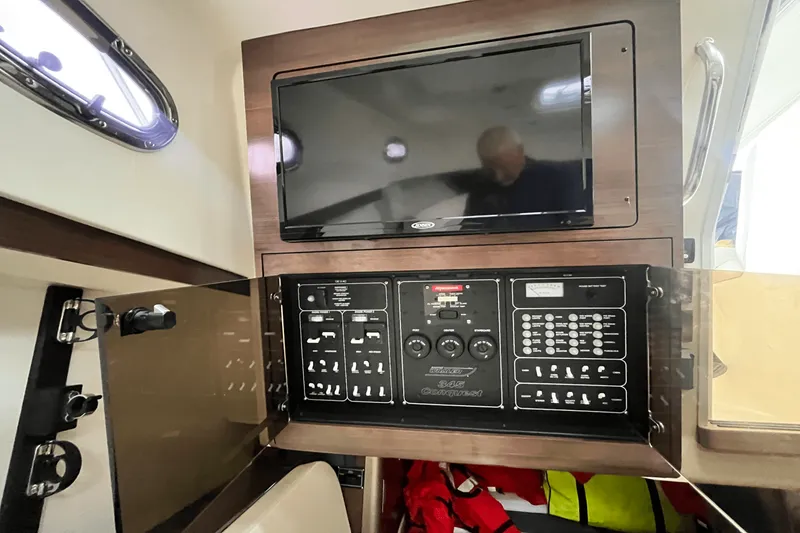 Slide: The Image of Boston Whaler 345 CONQUEST 2022 - 11