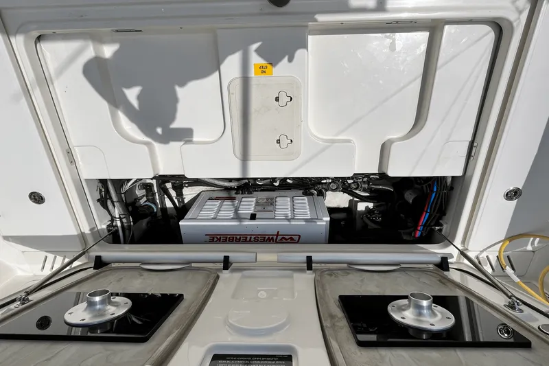 Slide: The Image of Boston Whaler 345 CONQUEST 2022 - 18