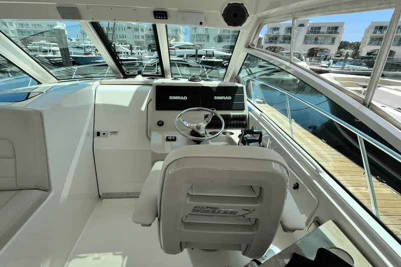 Slide: The Image of Boston Whaler 345 CONQUEST 2022 - 5
