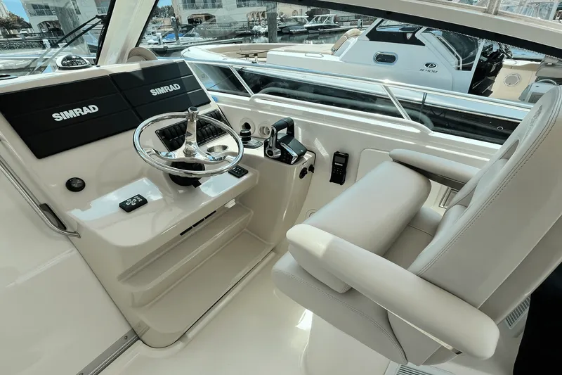 Slide: The Image of Boston Whaler 345 CONQUEST 2022 - 6