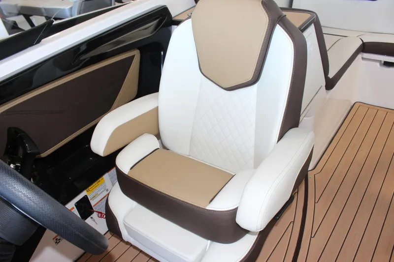 Slide: The Image of Captain's chair in 2023 Yamaha Boats 252SE, featuring white and tan upholstery with diamond stitching. - 10