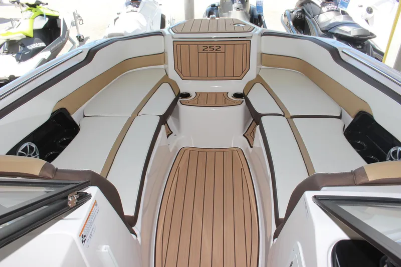 Slide: The Image of 2023 Yamaha Boats 252SE interior with tan and white seating. - 4