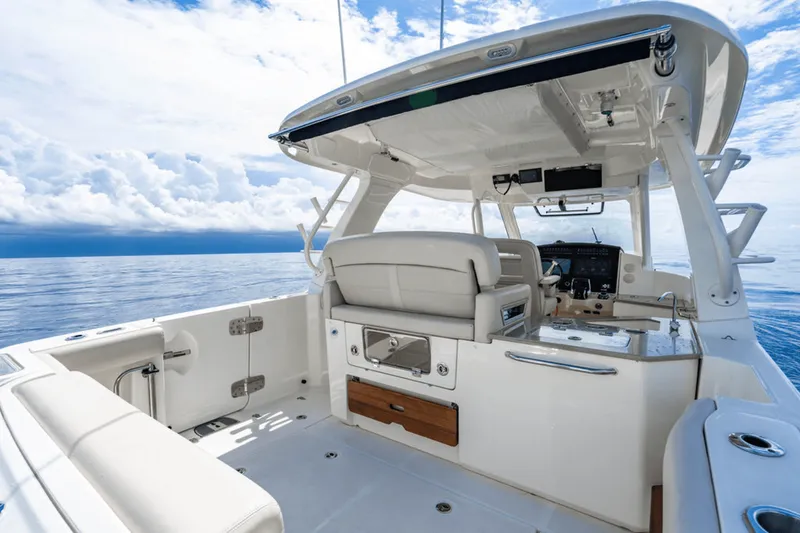 Slide: The Image of Boston Whaler 350 REALM 2022 - 7