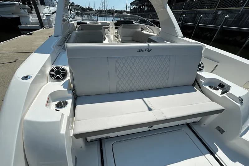 Slide: The Image of Sea Ray SLX 350 Outboard 2026 - 15