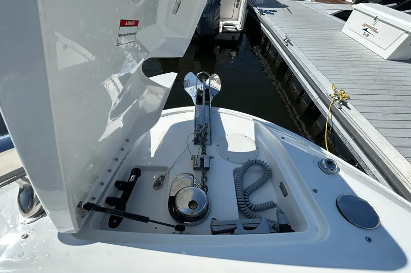 Slide: The Image of Sea Ray SLX 350 Outboard 2026 - 21