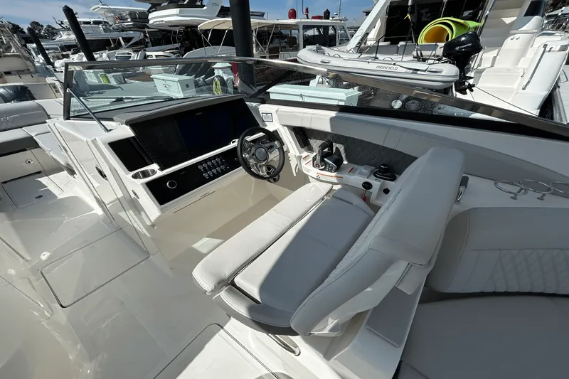 Slide: The Image of Sea Ray SLX 350 Outboard 2026 - 29