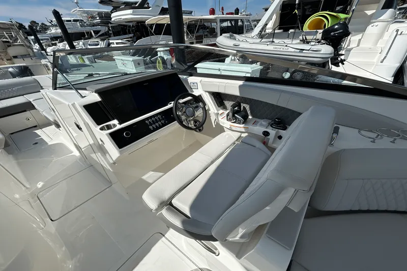 Slide: The Image of Sea Ray SLX 350 Outboard 2026 - 30