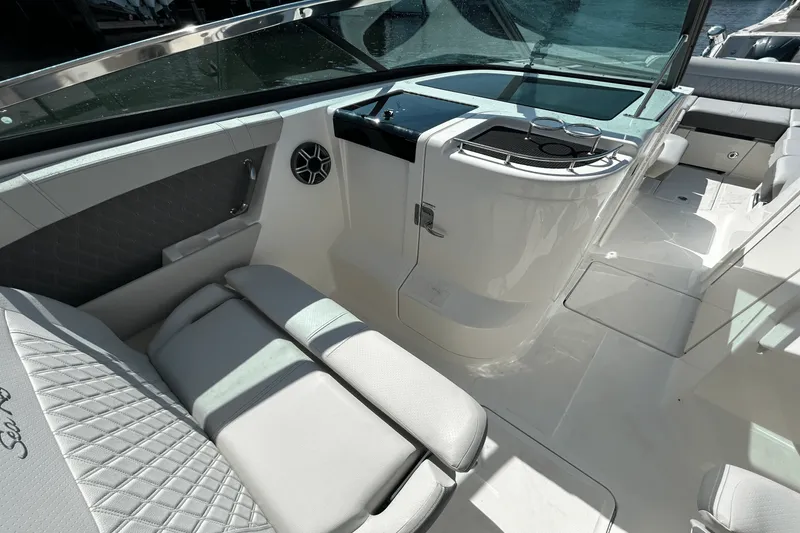 Slide: The Image of Sea Ray SLX 350 Outboard 2026 - 31