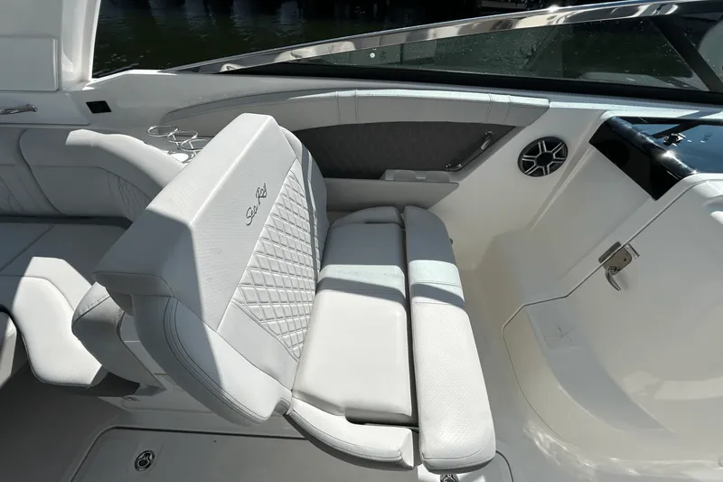 Slide: The Image of Sea Ray SLX 350 Outboard 2026 - 32