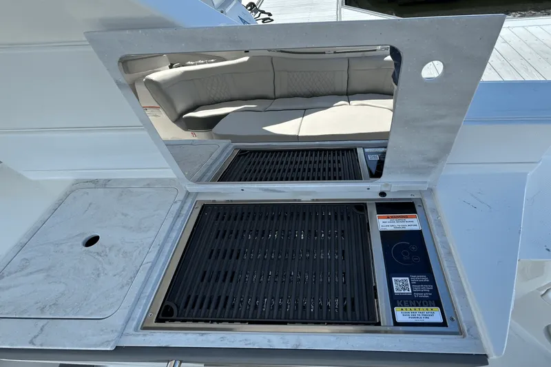 Slide: The Image of Sea Ray SLX 350 Outboard 2026 - 34