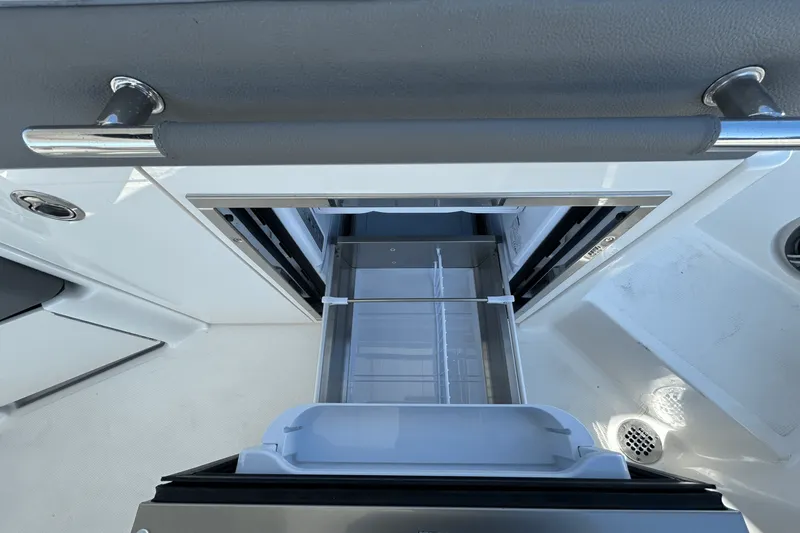 Slide: The Image of Sea Ray SLX 350 Outboard 2026 - 35