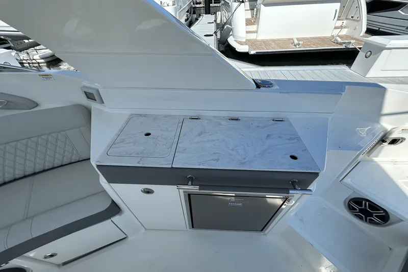 Slide: The Image of Sea Ray SLX 350 Outboard 2026 - 36